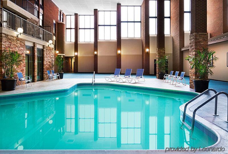 Four Points By Sheraton Richmond Airport Сандстон Экстерьер фото