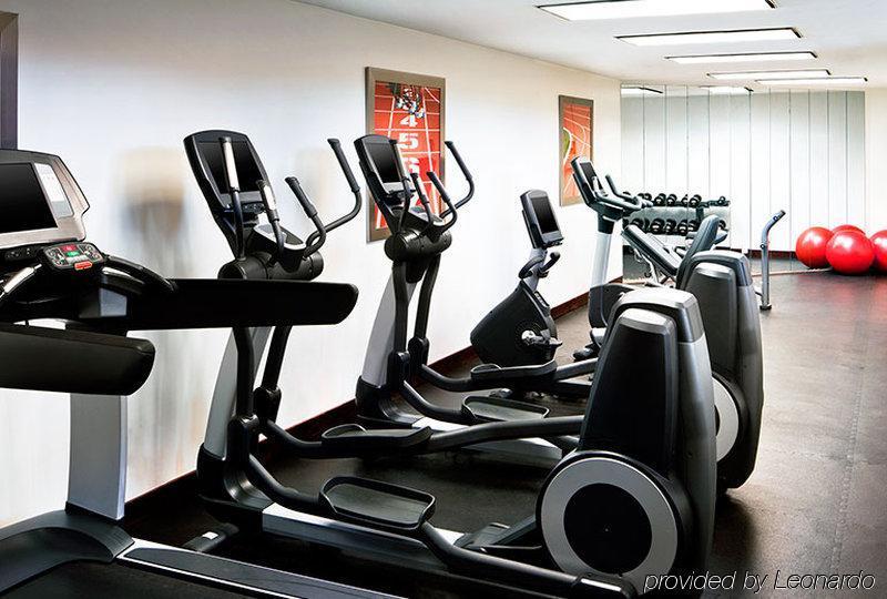 Four Points By Sheraton Richmond Airport Сандстон Экстерьер фото